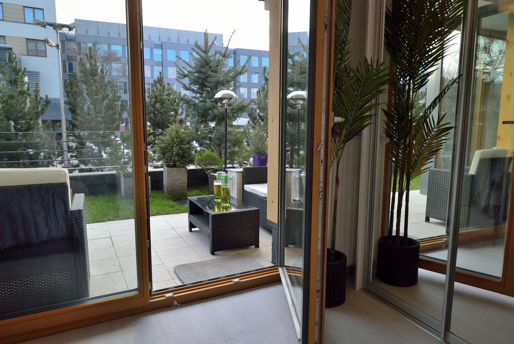Garden Apartment Cracow- Shopping Mall 1Min, Underground Parking, Family Friendly, City Center คราคูฟ ภายนอก รูปภาพ