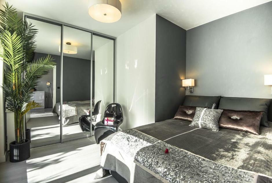 Garden Apartment Cracow- Shopping Mall 1Min, Underground Parking, Family Friendly, City Center คราคูฟ ภายนอก รูปภาพ