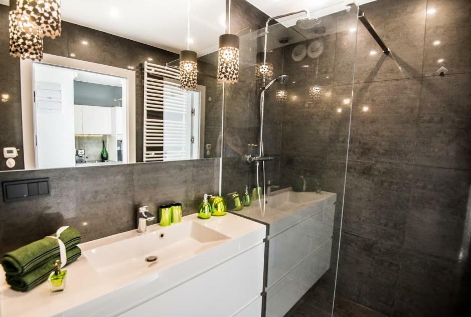 Garden Apartment Cracow- Shopping Mall 1Min, Underground Parking, Family Friendly, City Center คราคูฟ ภายนอก รูปภาพ
